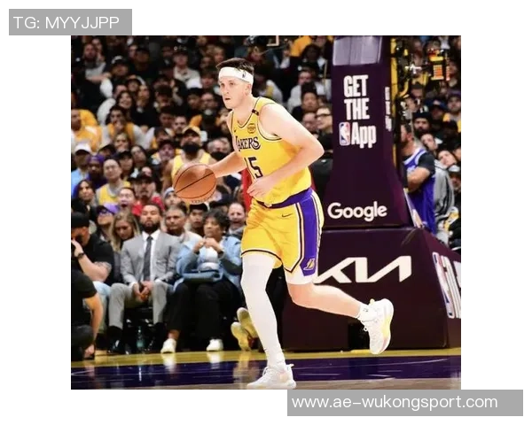 湖人训练场景曝光斯玛特紧逼八村里夫斯全力防守展现团队默契