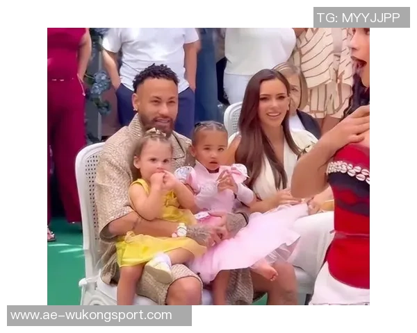 内马尔因伤缺阵携女儿现身球场为桑托斯加油助威 内马尔因伤缺阵携女儿现身球场为桑托斯加油助威