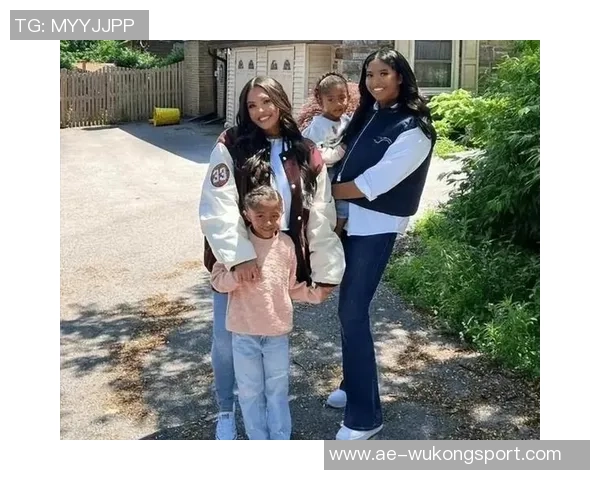 科嫂携大女儿娜塔莉亚共庆约内斯库生日三位美女同台展风采